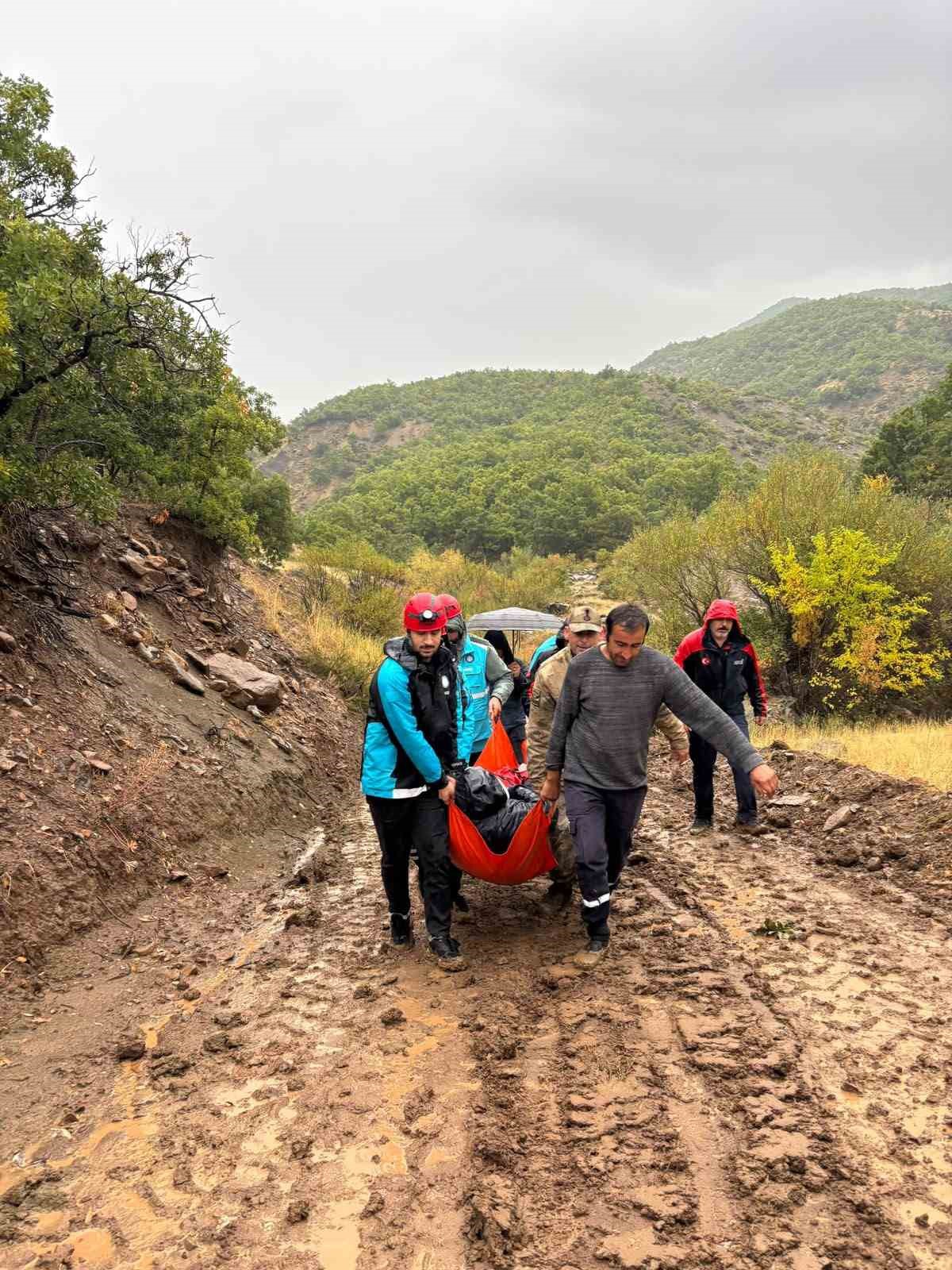 Tunceli Nazımiye'de yağış nedeniyle yolu kapanan Geriş'teki engelliye ekipler ulaştı