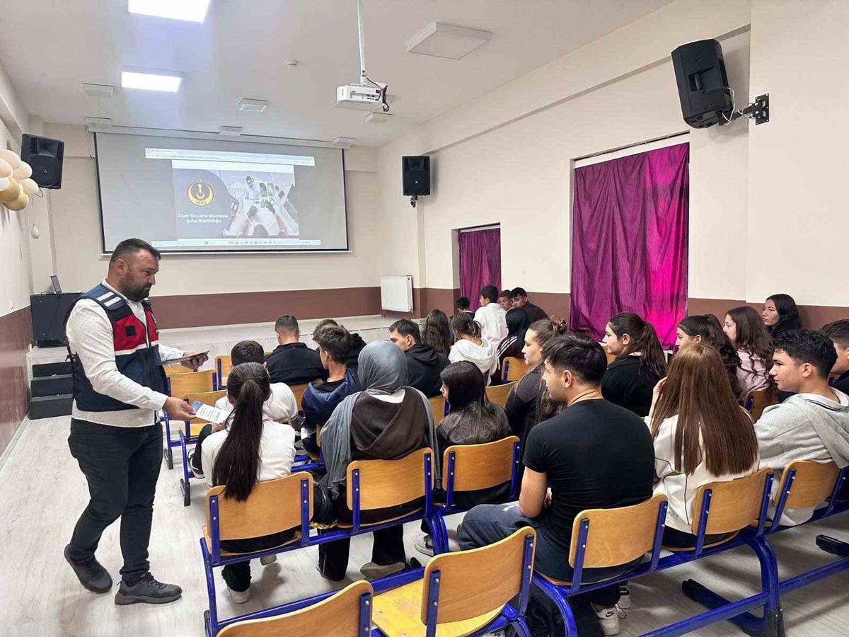 Afyonkarahisar Dinar'da jandarma 206 kişiye siber güvenlik eğitimi verdi