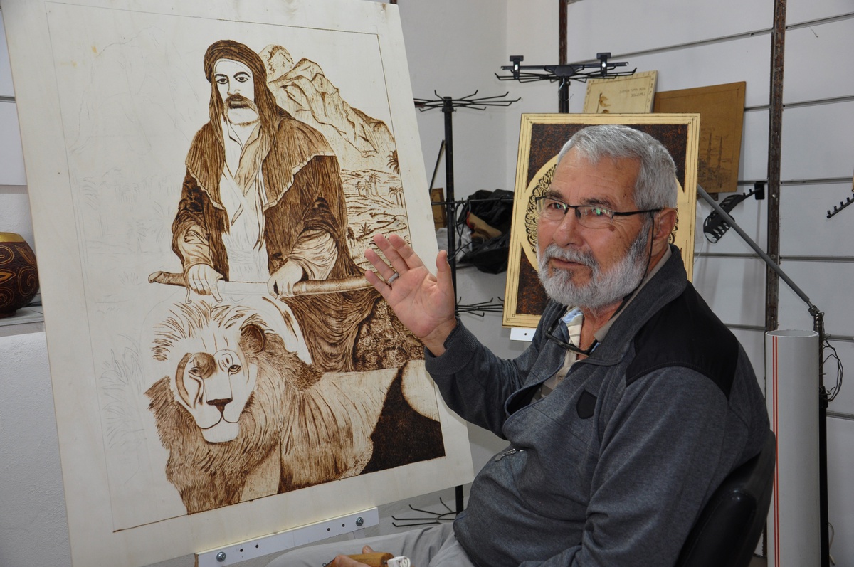 Gaziantep İslahiye'de Sefer Ateşalioğlu, atık ağaç ve plastikleri sanata dönüştürüyor