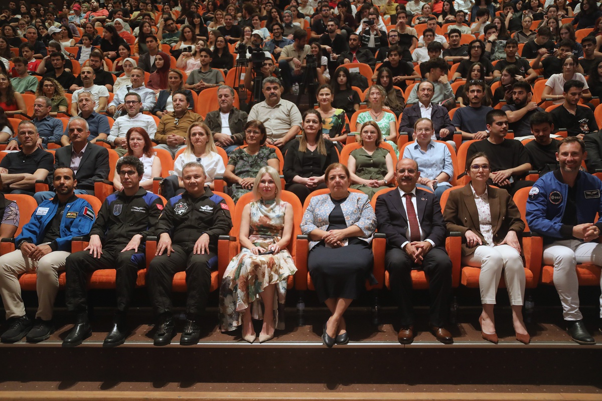 77. Uzay Kongresi'nde 11 astronot, Akdeniz Üniversitesi'nde öğrencilerle buluştu