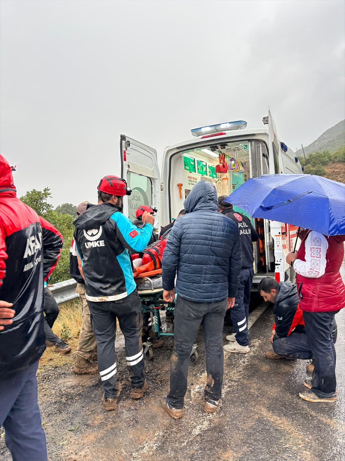 Tunceli Nazımiye'de ekipler, kapalı köy yolunda yaralıyı 2 saatte ambulansa ulaştırdı