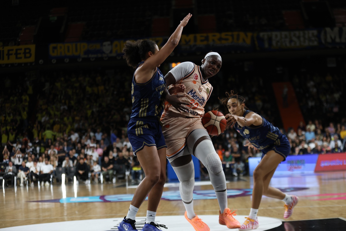 Fenerbahçe, Mersin'i 79-71 yenerek FIBA Kadınlar Süper Kupası'nı kazandı