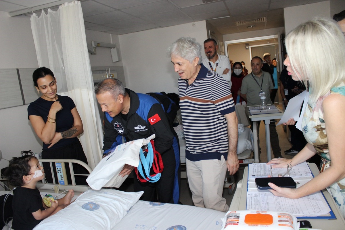 Akdeniz Üniversitesi'nde 11 astronot kanser tedavisi gören çocuklara moral verdi