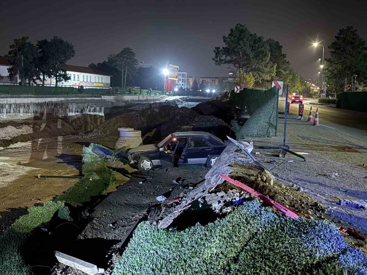 Kayseri Melikgazi'de otomobil şantiyeye uçtu, alkollü sürücüye 25 bin TL ceza kesildi
