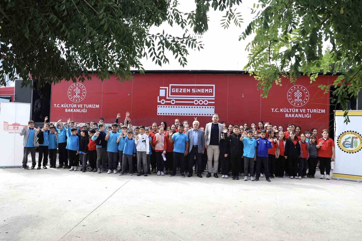 Gezen sinema ilkokul öğrencileri ile buluşuyor