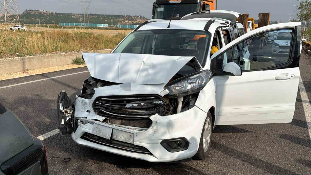 [BELEDIYE · Diyarbakır] Diyarbakır Silvan karayolunda iki araç çarpıştı, 3 kişi yaralandı