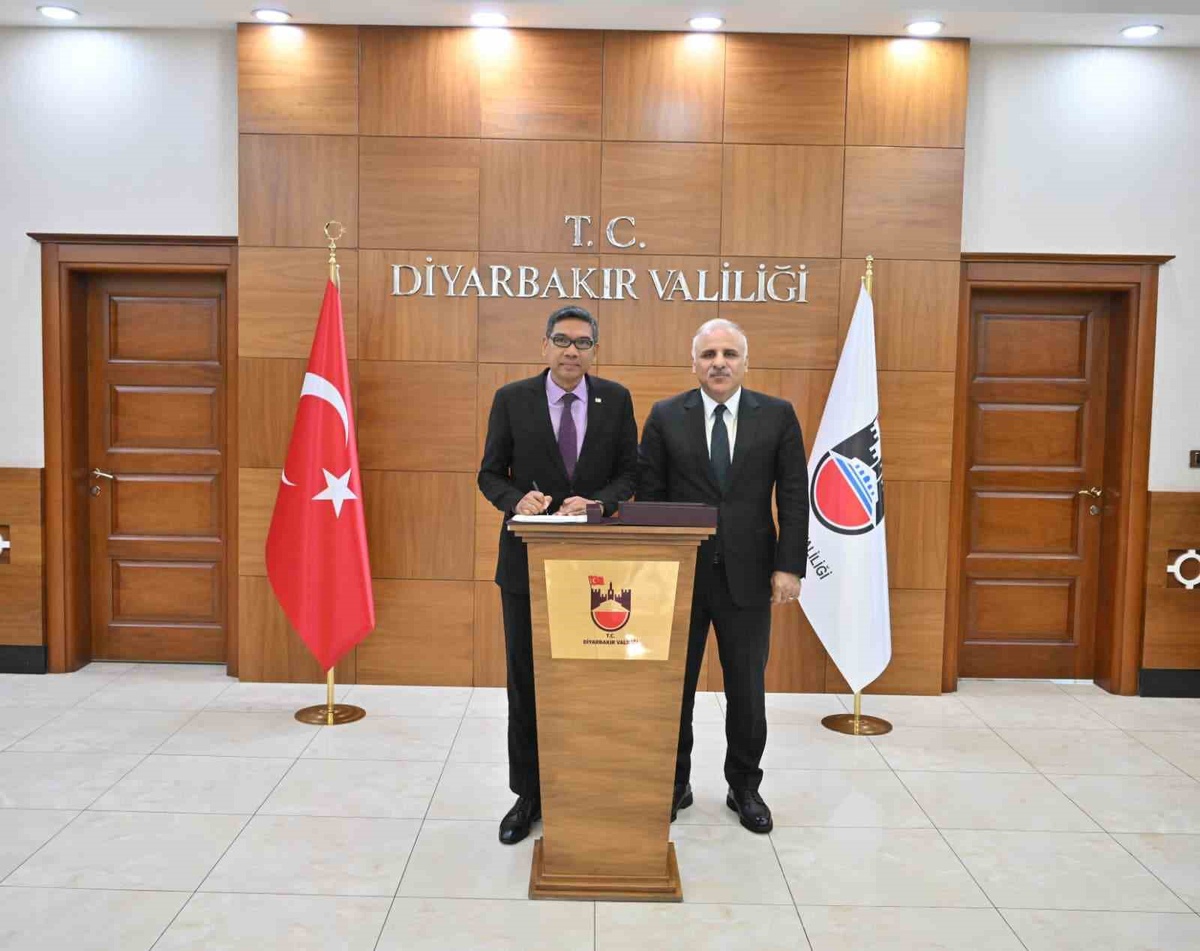 [BELEDIYE · Diyarbakır] Malezya Ankara Büyükelçisi, Diyarbakır Valisi Zorluoğlu'na nezaket ziyaretinde bulundu