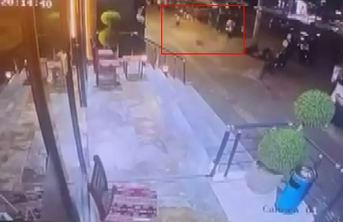 [BELEDIYE · Diyarbakır] Diyarbakır Yenişehir'de balkondan taşlar yola savruldu, kadın saniyelerle kurtuldu