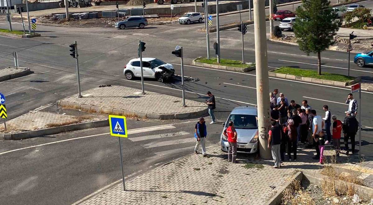 [BELEDIYE · Diyarbakır] Diyarbakır Kayapınar'da iki araç çarpıştı, yaralanan 3 kişi hastaneye kaldırıldı