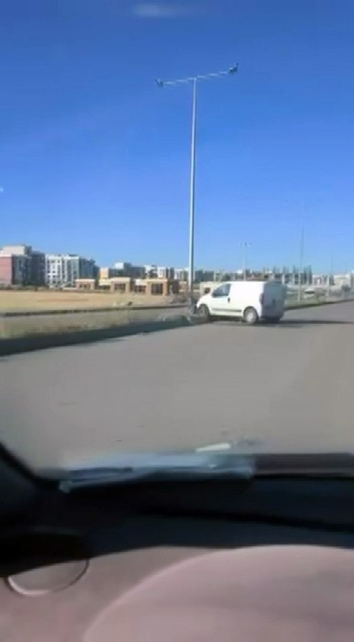[BELEDIYE · Diyarbakır] Diyarbakır Bağlar'da refüje çıkan hafif ticari araçta 1 kişi yaralandı