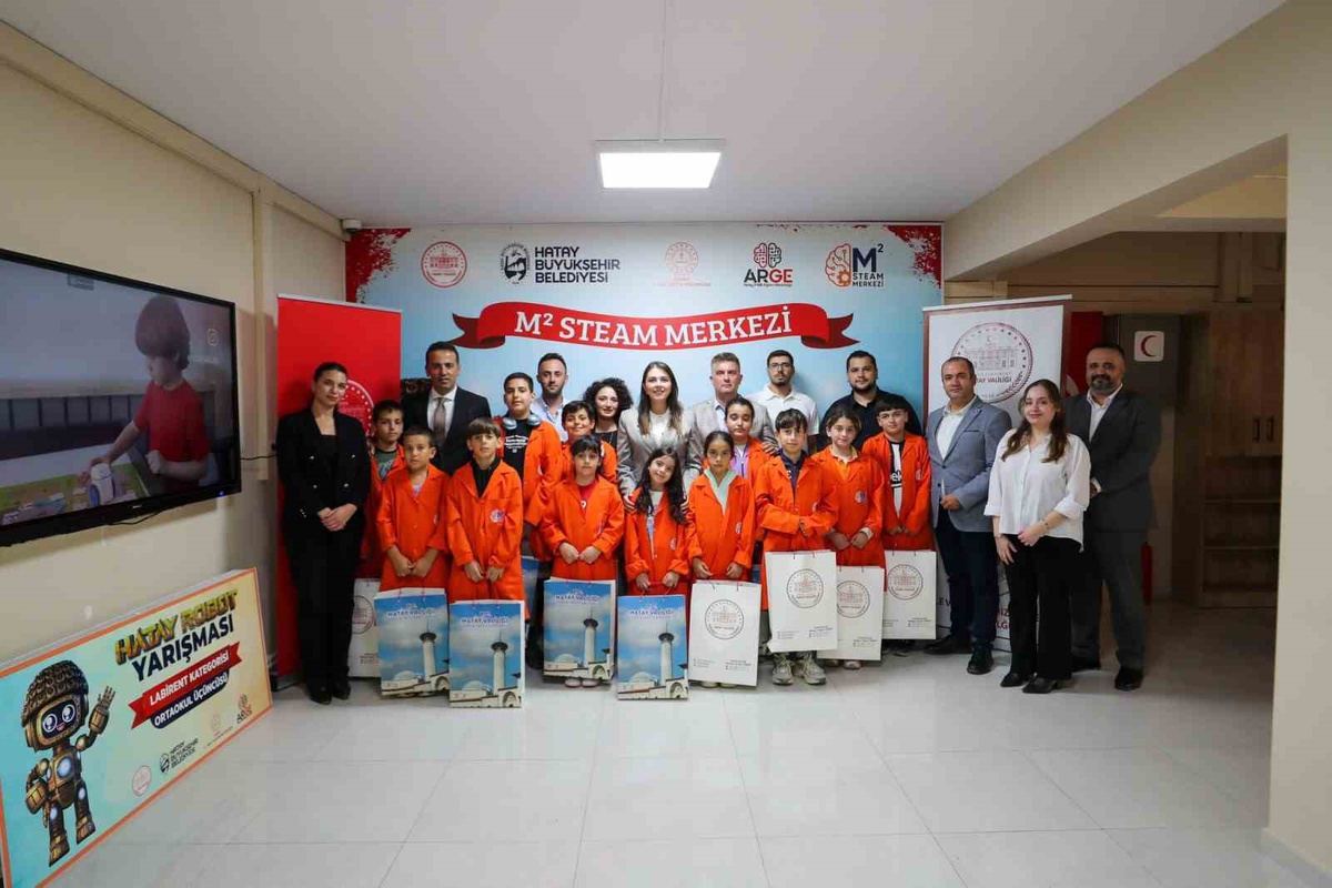 Esra Masatlı, Hatay'daki STEAM etkinliğinde çocuklarla ahşap kesimi yaptı