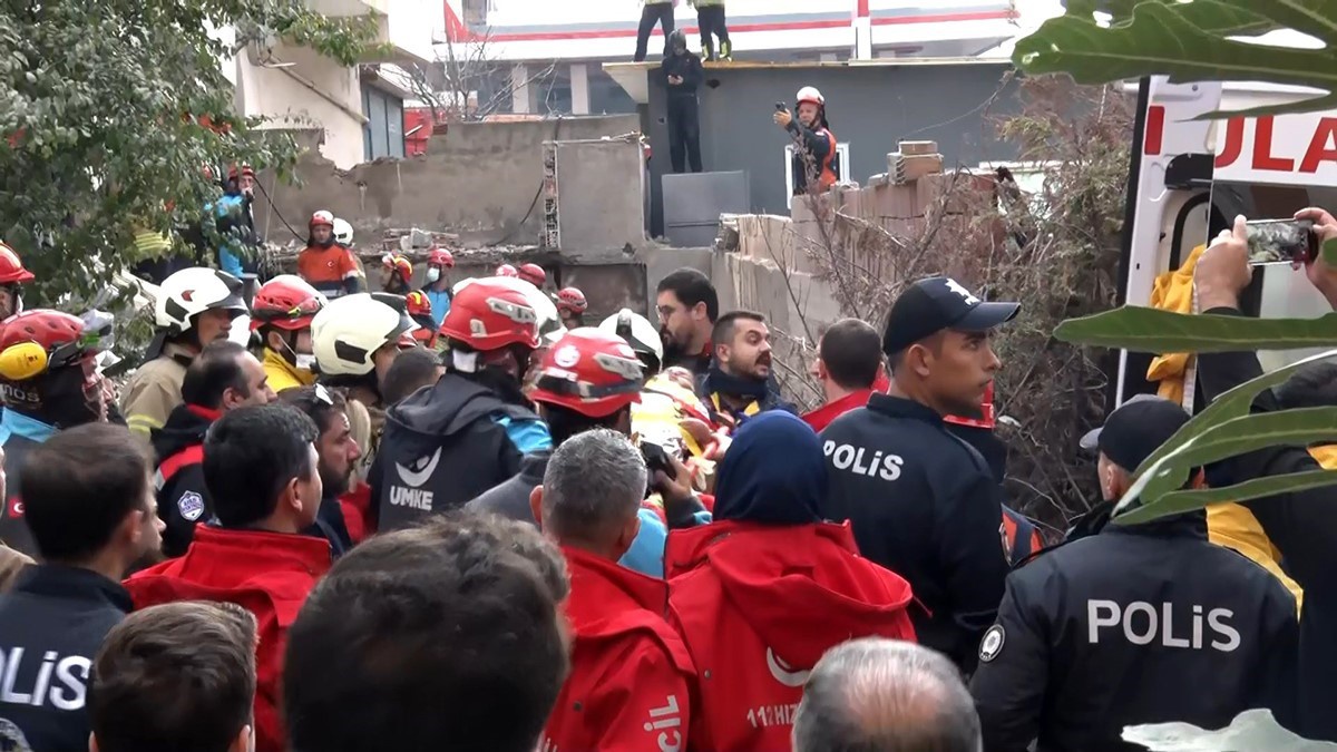 Bakan Çiftçi, Maltepe'de 7 kişinin enkaz altında olabileceğini açıkladı