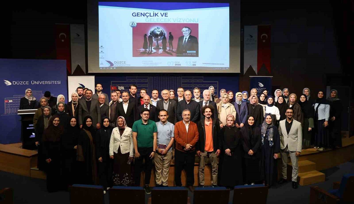Nevzat Tarhan, Düzce Üniversitesi'nde gençlere sürü psikolojisinden çıkmayı önerdi