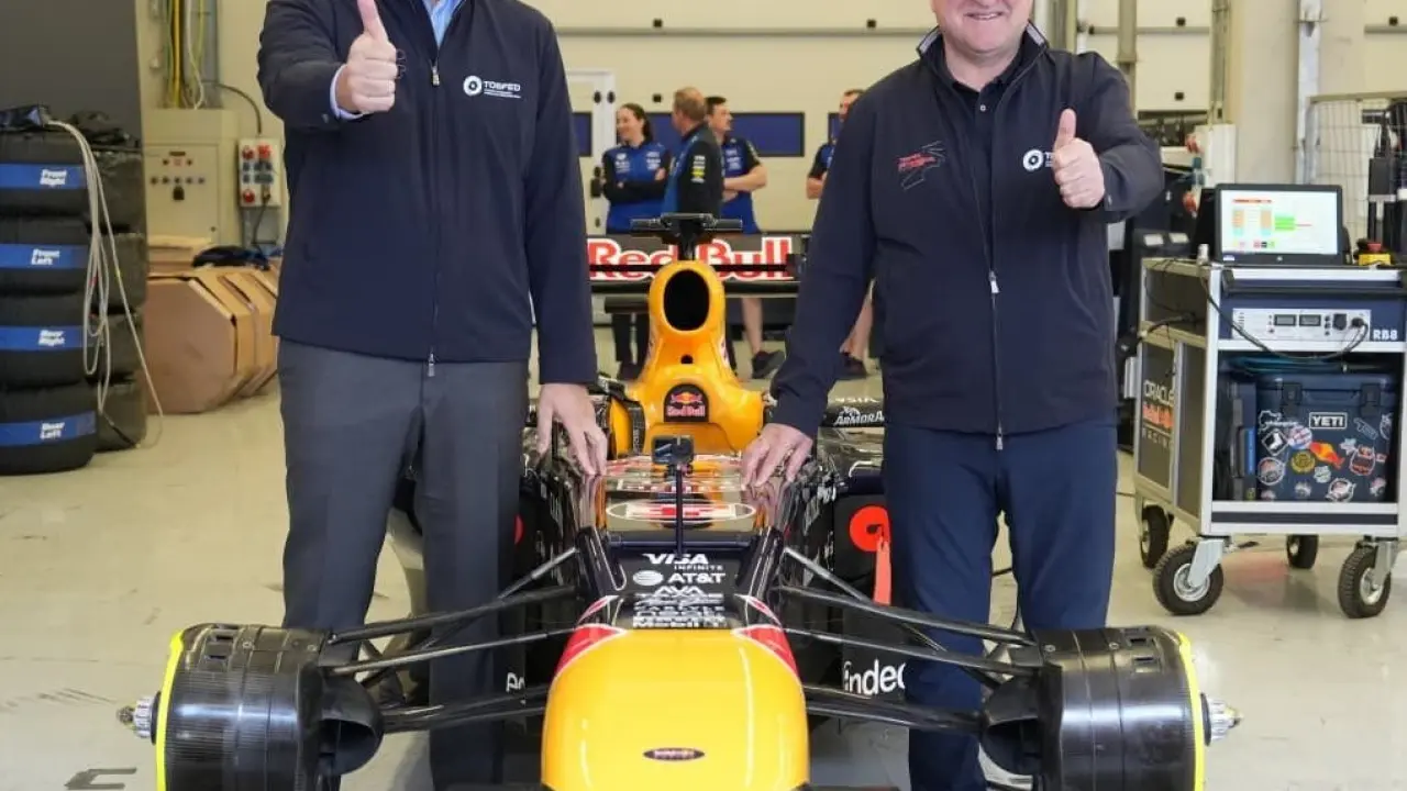 Bakan Bak, Formula 1 için piste indi ve İstanbul Park'ta sürüş yaptı