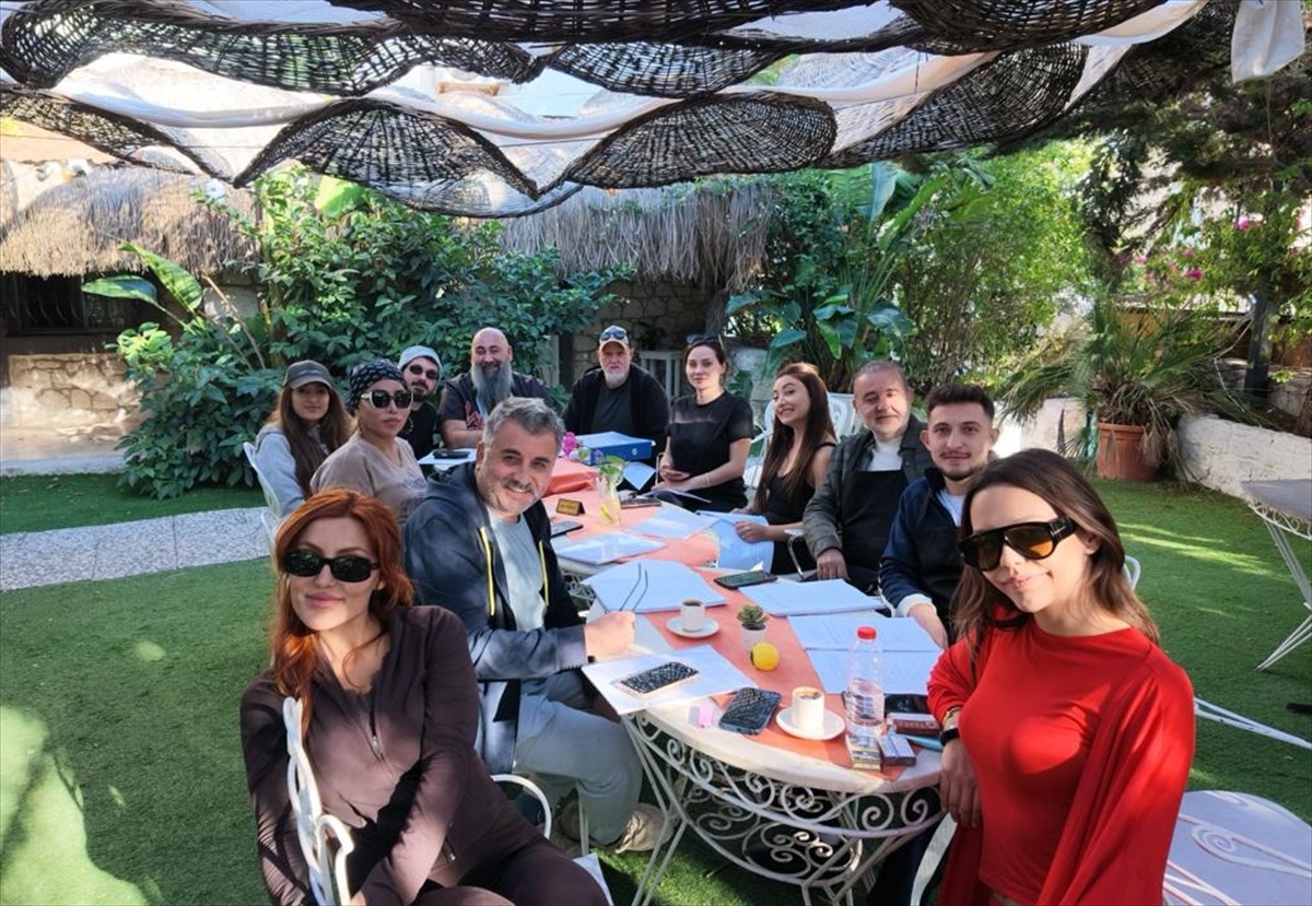 Bülent Orçin'in yönettiği komedi filmi Karışık İşler'in çekimleri İzmir'de başladı