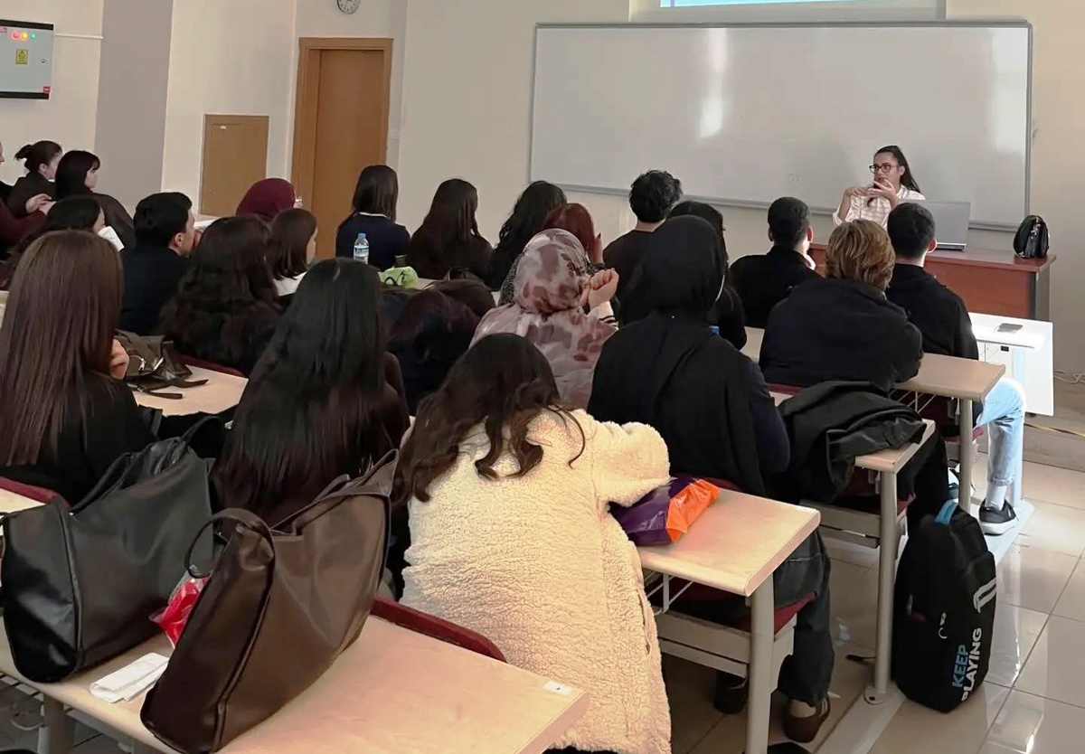 Kütahya'da DPÜ öğrencisi genç kadınlara ilişkisel ve dijital şiddet eğitimi verildi