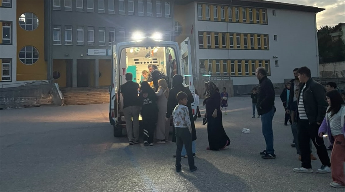 Gerede'de okul önünde bisikletli çocuk panelvanın çarpmasıyla hastaneye kaldırıldı