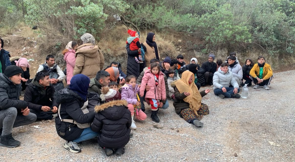 Jandarma İzmir Seferihisar'da 37 kaçak göçmen yakaladı, kamyonet sürücüsü tutuklandı
