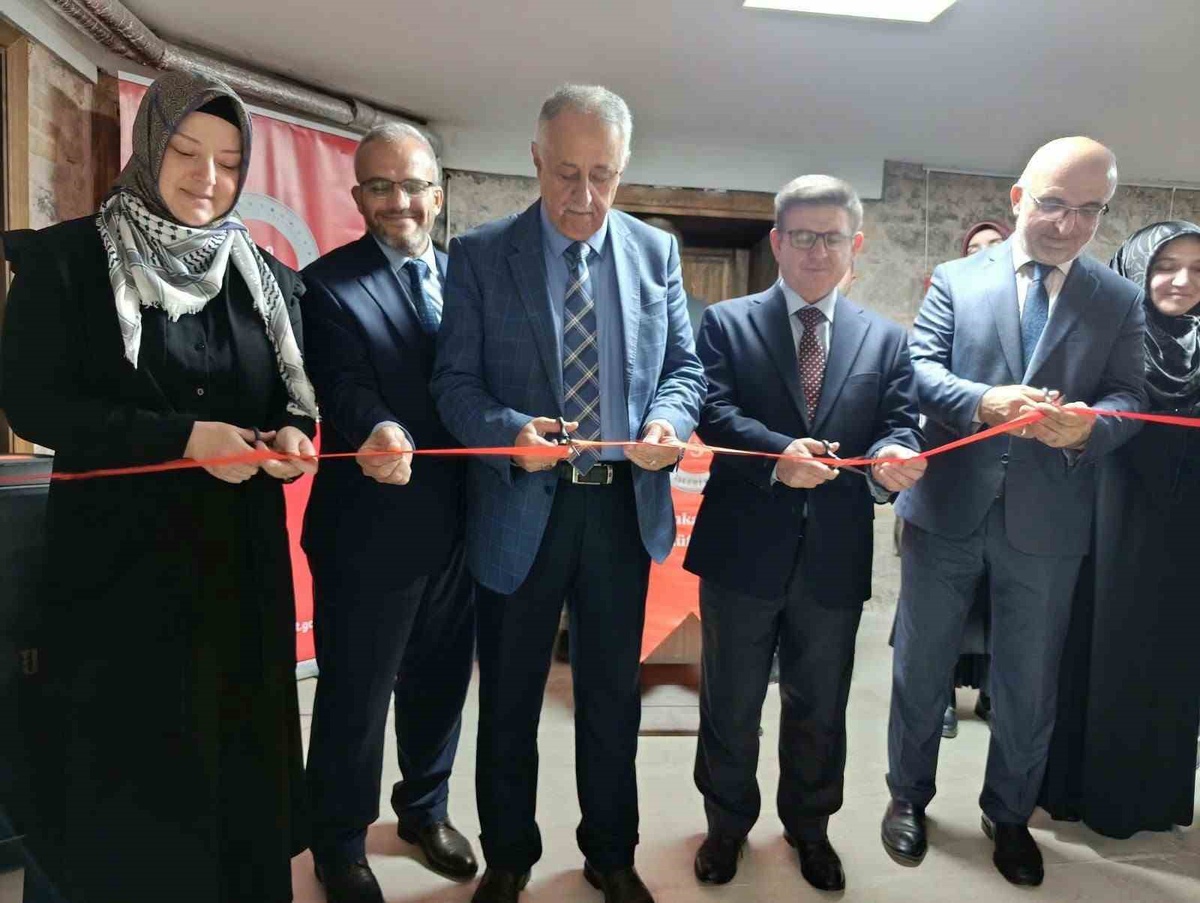Diyanet destekli projede hafızlık öğrencilerinin çini ve resim sergisi açıldı