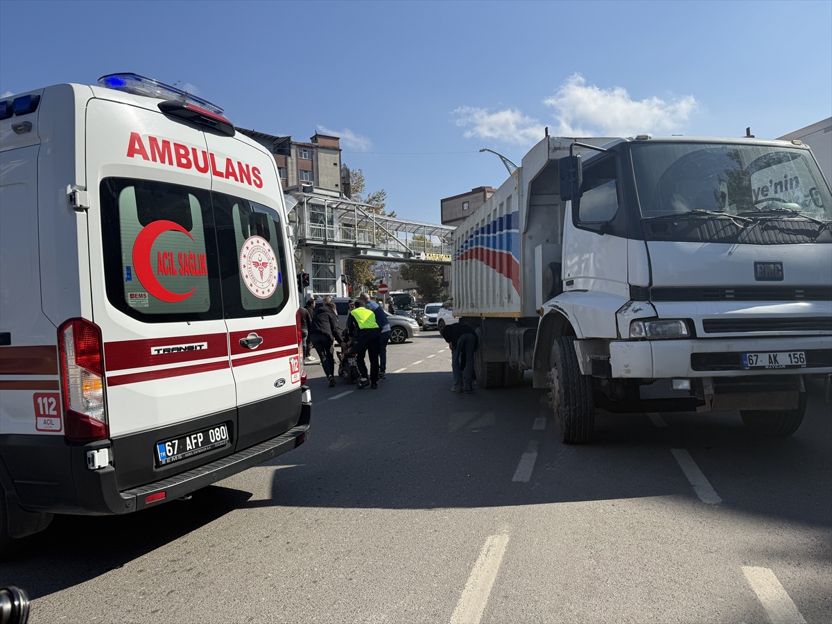 Zonguldak'ta kamyonla çarpışan motosiklet sürücüsü yaralanarak hastaneye kaldırıldı