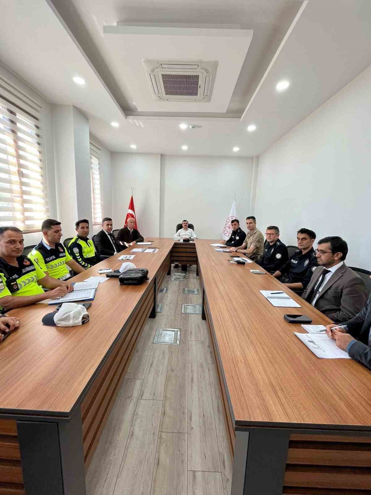 Diyarbakır Dicle'de okul güvenliği için Kaymakam Atış başkanlığında toplantı yapıldı