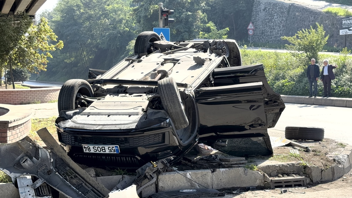 Samsun Canik'te kırmızı ışıkta yola çıkan araç cipi takla attırdı, 1 kişi yaralandı