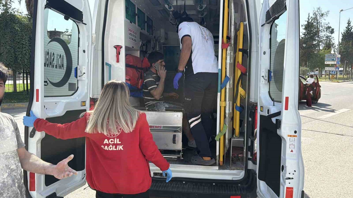 Adıyaman'da iki kamyonet ve iki otomobilin karıştığı kazada 1 kişi hafif yaralandı