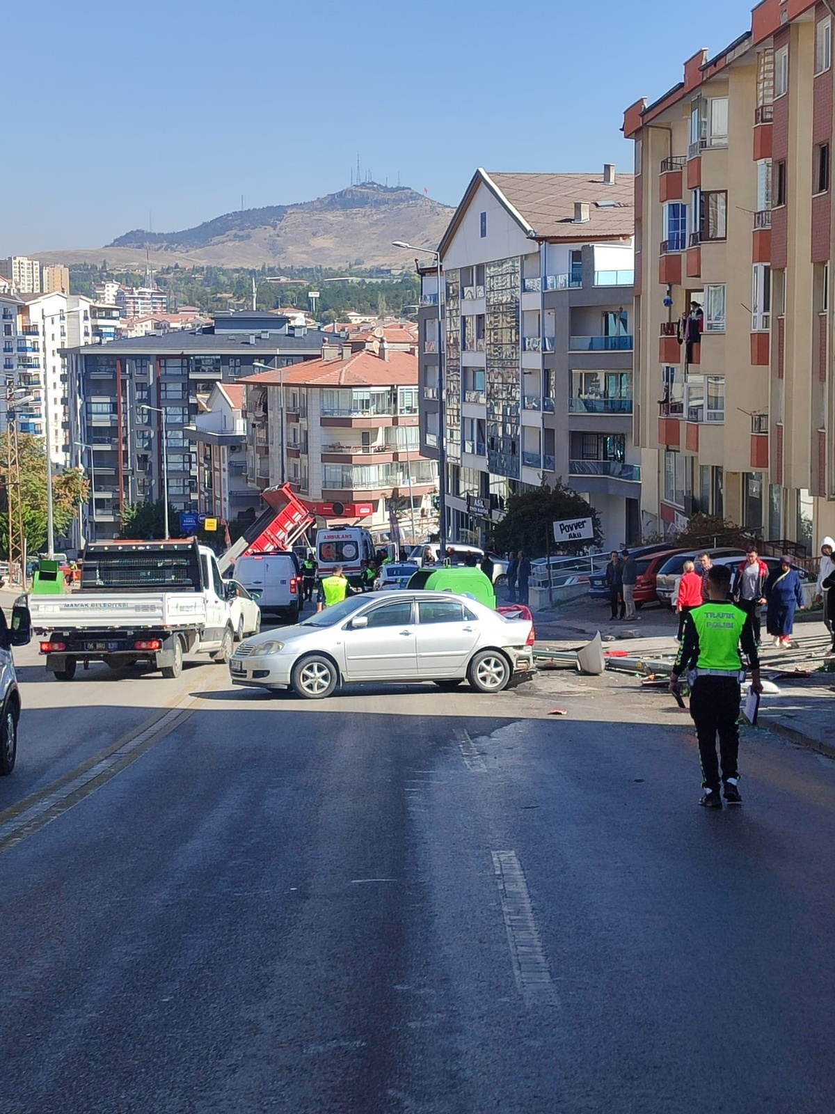 Ankara Mamak'ta iddiaya göre freni boşalan kamyonet 3 araca ve 2 direğe çarptı