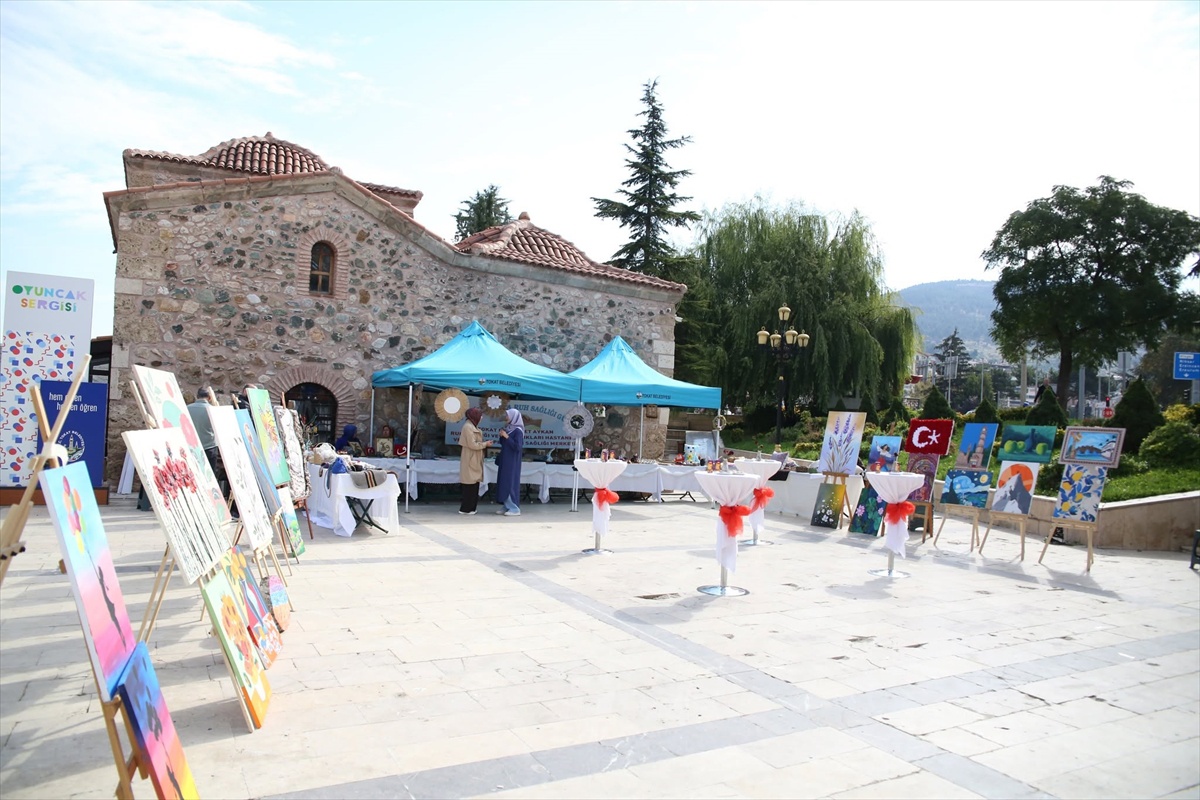 Tokat Toplum Ruh Sağlığı Merkezi danışanlarının sergisi Hıdırlık Meydanı'nda açıldı