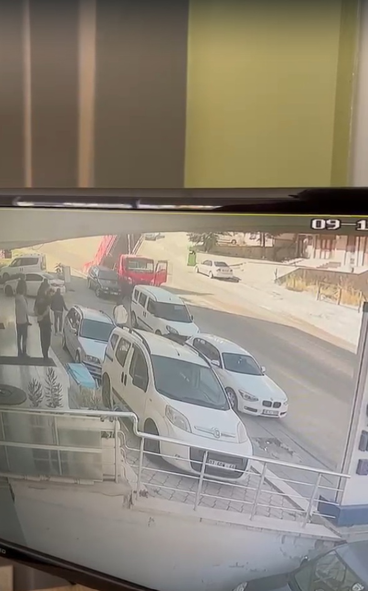 Freni boşalan kamyonet 3 araca ve 2 direğe çarptı, o an güvenlik kamerasına yansıdı.