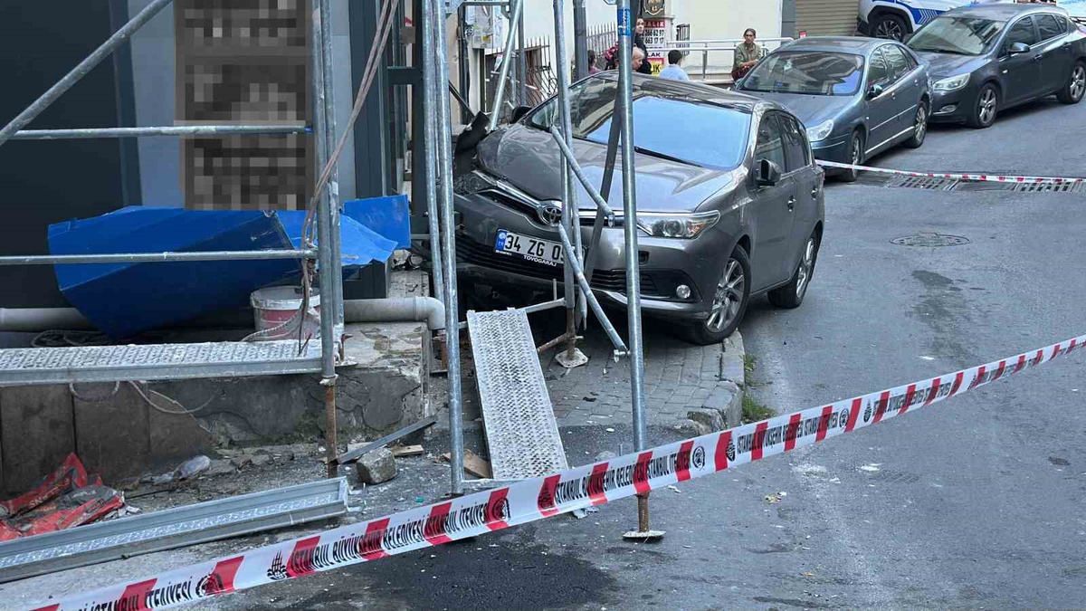 Şişli'de hızını alamayan araç marketten çıkan vatandaşa çarptı, 1 kişi yaralandı