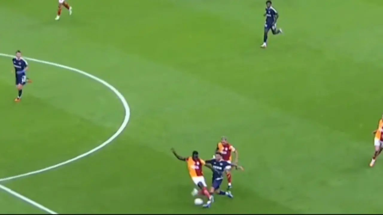 Emre Belözoğlu'nu çıldırtan pozisyon! Rams Park'ta 'Kırmızı kart' itirazı