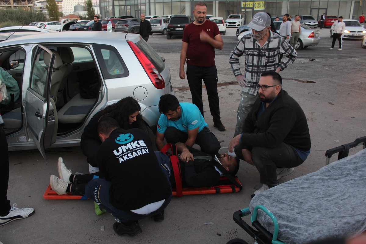 Aksaray'da kavşakta meydana gelen 3 araçlı kazada 5 kişi yaralandı