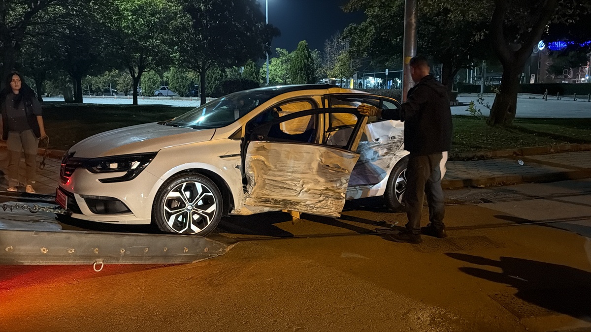 Eskişehir Tepebaşı'nda iki otomobil çarpıştı, kazada 3 kişi yaralandı