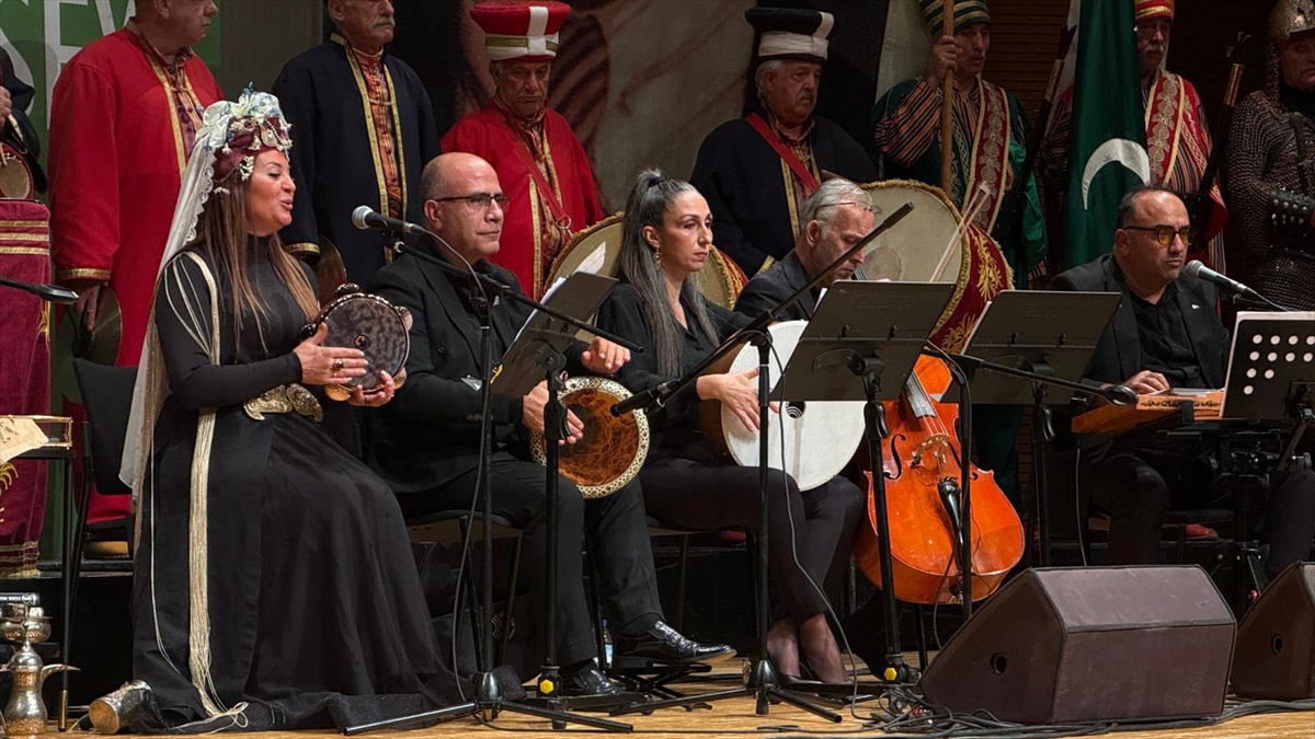 Bursa'nın fethinin 700. yıl dönümü konserine sanatseverler bilet yerine kitapla girdi