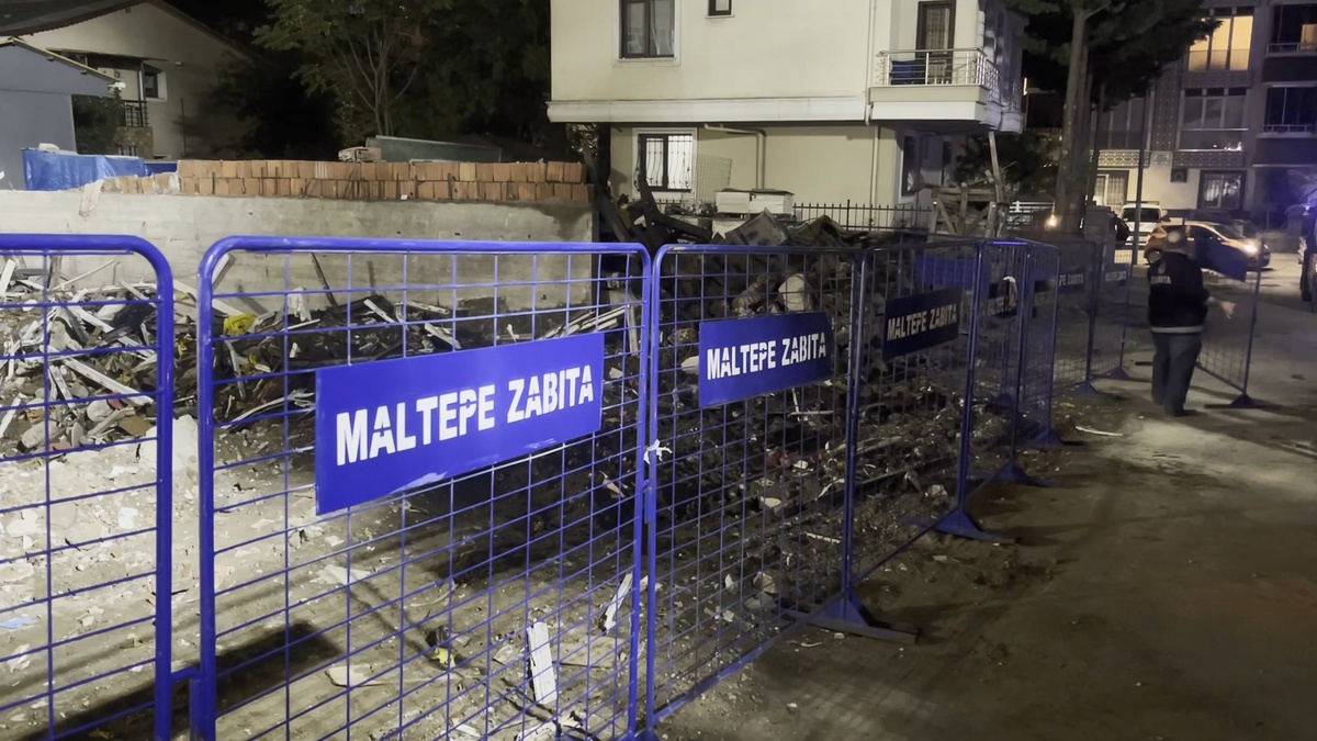 Maltepe'de ilk 3 katı çöken binanın enkazı kaldırıldı, 5 kişi hayatını kaybetti