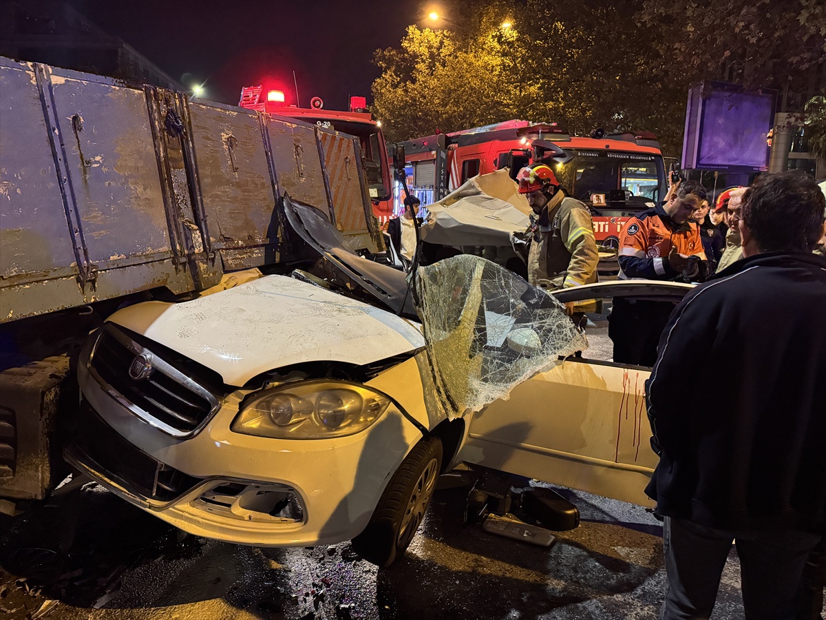 Beyoğlu'nda otomobil taksiye arkadan çarptı, otomobilde sıkışan 3 kişi kurtarıldı