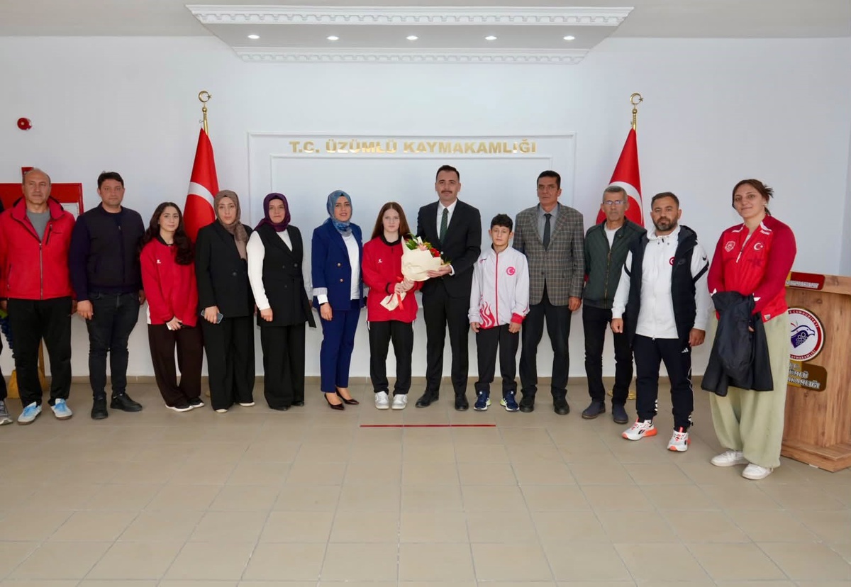 Erzincan Üzümlü'de başarılı güreşçiler Kaymakam Hökelekli tarafından kabul edildi