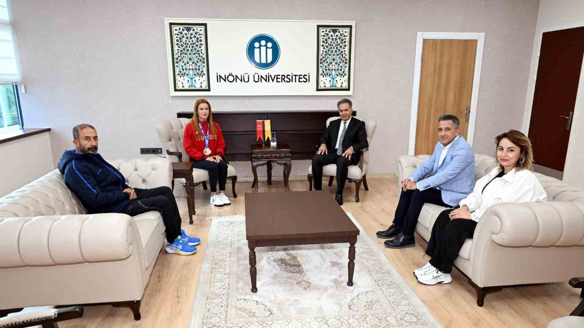 Avrupa'da altın madalya kazanan milli boksör Akbaş, Rektör Akpolat’ı ziyaret etti
