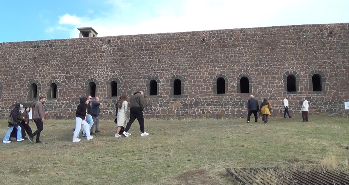 Erzurum'da turizm öğrencileri, tarihi tabyaları ve Nene Hatun'un kabrini gezdi
