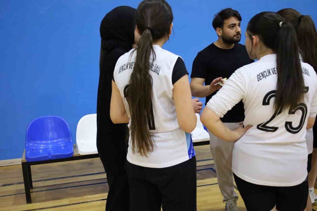 Ağrı ve Van kız voleybol takımları Türkiye 8. Voleybol Şampiyonası'nda karşılaştı