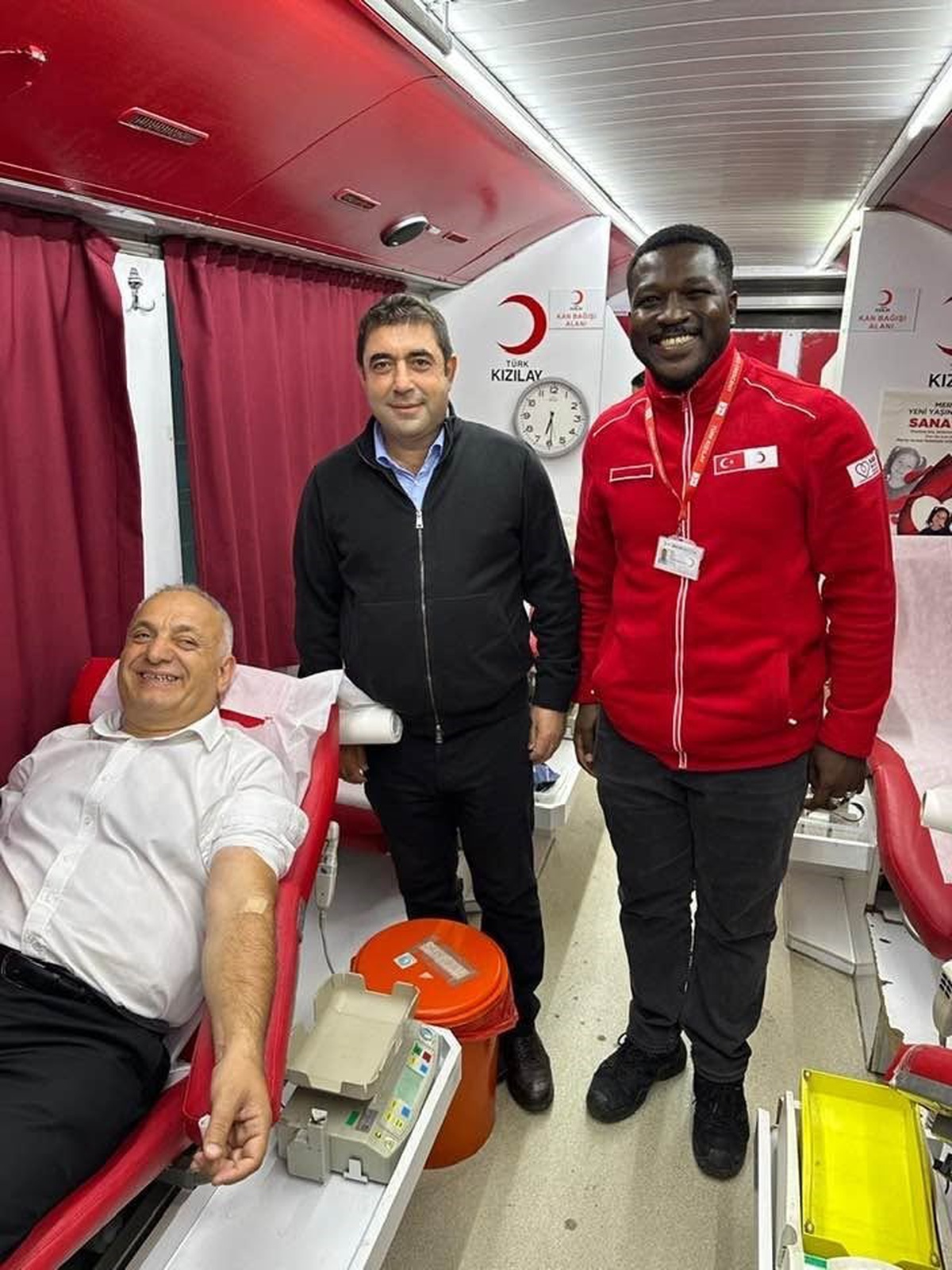 Lokman Ayva Düzce'de Kızılay'a kan bağışında bulundu, duyarlılık çağrısı yaptı