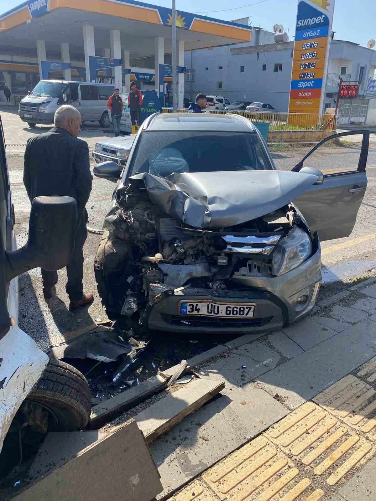 Siirt'te iki aracın çarpışması sonucu 3 kişi hafif yaralandı