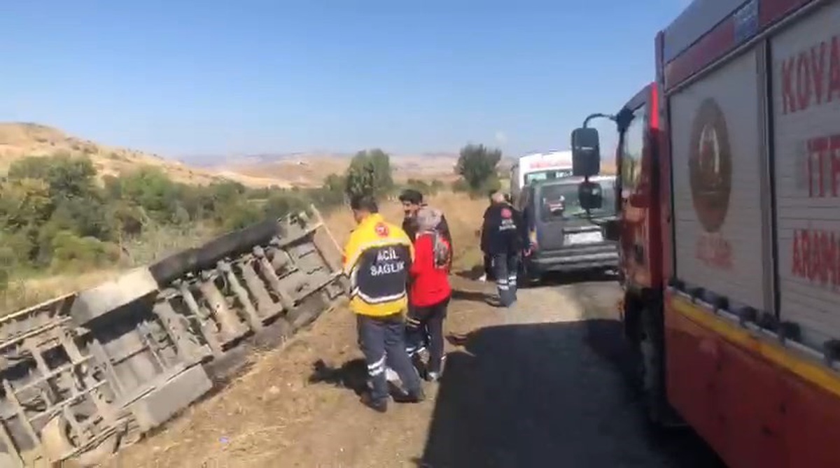 Elazığ-Tunceli karayolunda tır şarampole devrildi, 1 kişi yaralandı