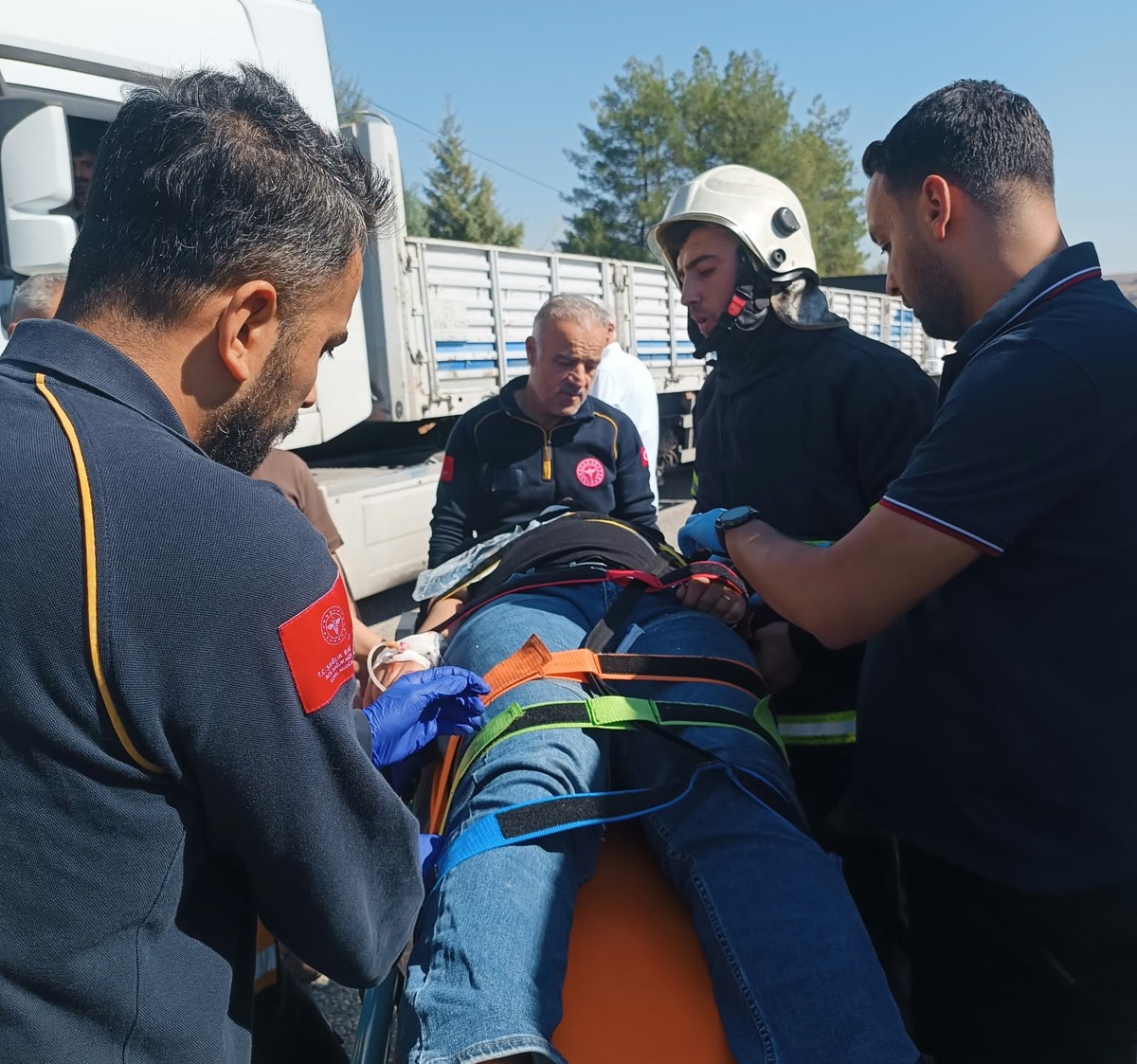 Adıyaman Kahta'da otomobil kamyona çarparak altına girdi, 2'si ağır 3 kişi yaralandı.
