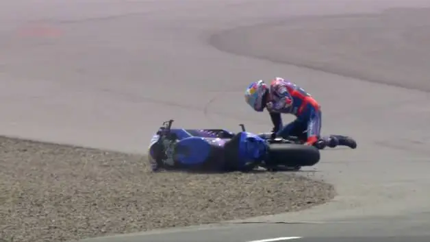 MOTOGP'de Toprak korkuttu! Kaza sonrası çıkan omzunu kendi yerine oturttu