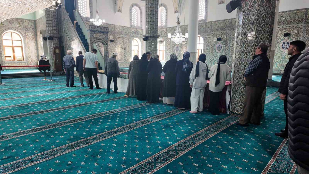 Gediz Ulu Camii'nde kutsal emanetler ziyarete açıldı, vatandaşlar akın etti