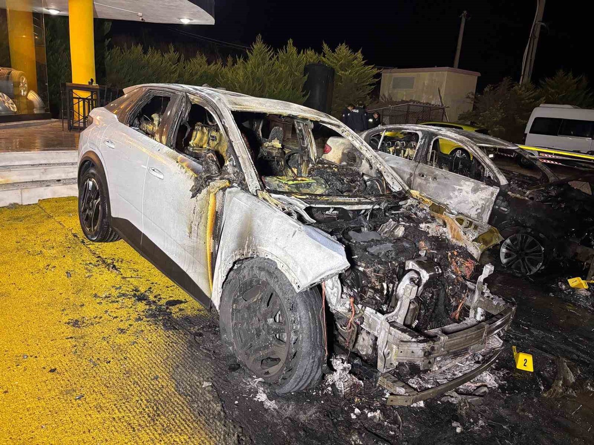 İddiaya göre Kuşadası'nda oto galeri önünde 2 otomobil benzin dökülerek ateşe verildi