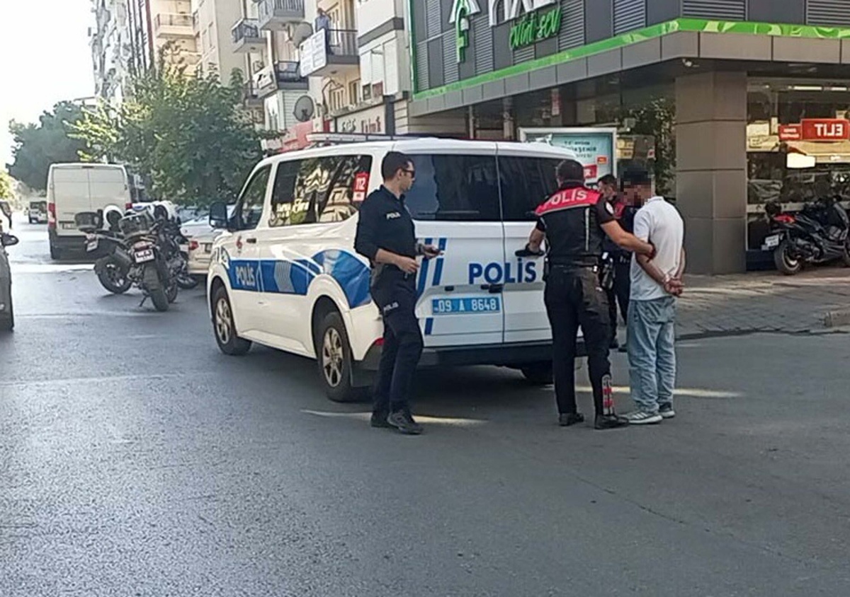 Aydın Nazilli'de polisten kaçan 2 torbacı, poşetteki uyuşturucuyla gözaltına alındı