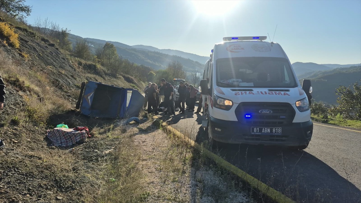 Düzce Yığılca'da patpat yol kenarına devrildi, 3 kişi yaralandı